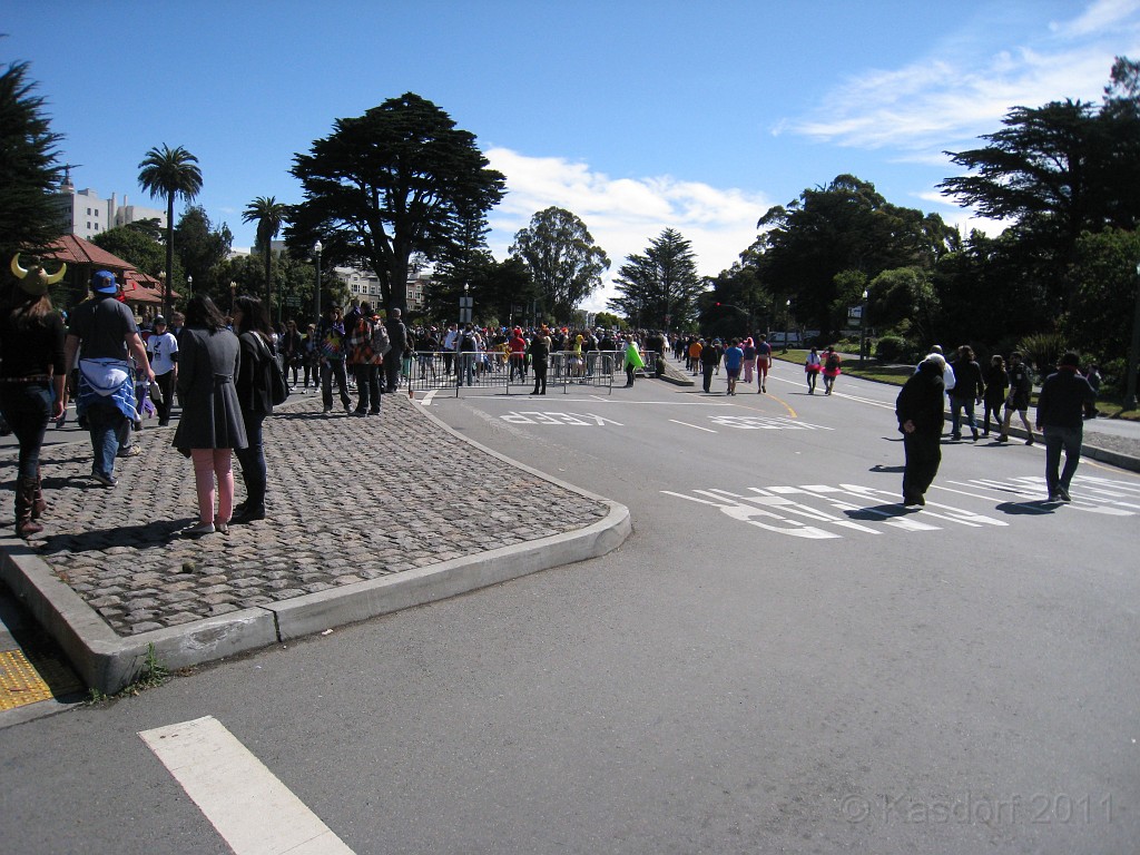 2011 Bay to Breakers Sunday 0735.JPG - I was able to participate in the 2011, 100th anniversary of the San Francisco Bay to Breakers 12K race. A great weekend for sight seeing and racing.